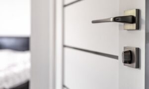 Ergonomia w zasięgu dłoni – dlaczego dobra klamka zmniejsza zmęczenie nadgarstka