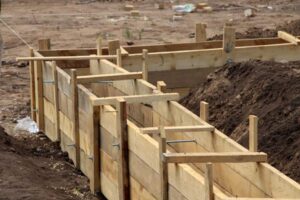 Jak prawidłowo wykonać fundament szalunek – praktyczny przewodnik dla budujących domy