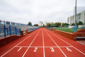 Jakie są realne koszty budowy 400-metrowej bieżni lekkoatletycznej?