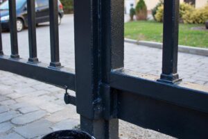 Jaką farbę wybrać do malowania bramy metalowej? Praktyczny przewodnik
