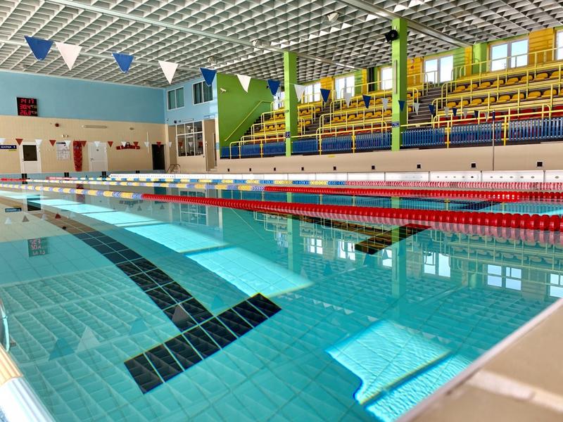 Porównanie basenu krytego i odkrytego