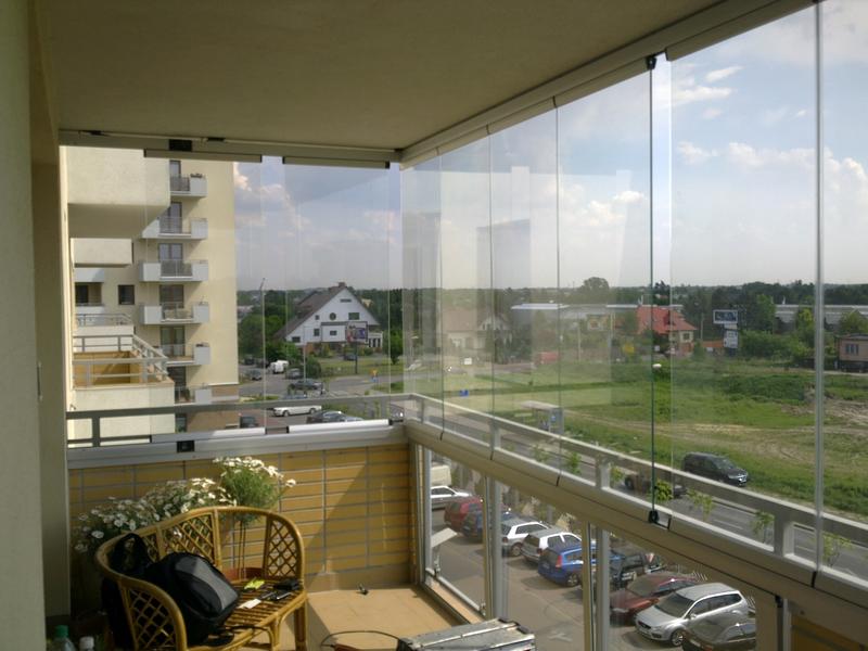 Zabudowa balkonu w domu jednorodzinnym