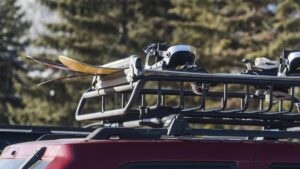 Praktyczny przewodnik: jak zamontować narty na dachu samochodu krok po kroku