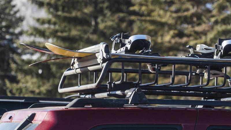 Praktyczny przewodnik: jak zamontować narty na dachu samochodu krok po kroku