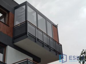 Zabudowa balkonu w domu jednorodzinnym – kiedy potrzebujesz pozwolenia na budowę?