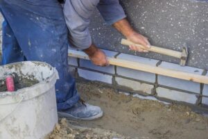 Jak efektownie wykończyć fundament domu, by służył latami?